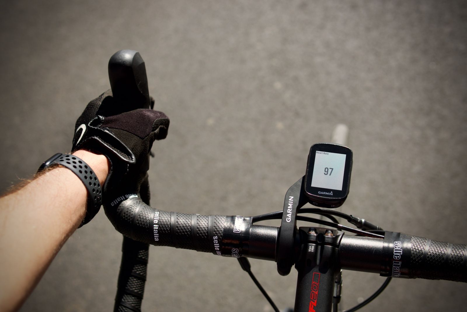 Apple Watch connected as heart rate sensor to Garmin Edge 130
